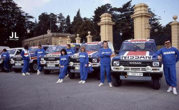 Ante los jardines del Palacio de Pedralbes, el equipo Nissan para el París-Túnez 1985. De izda. a dcha: Ramón Termens, Jaime Balañá, Julio Vázquez, Mariano Lacasa (medio oculto), Susi Cabal, Miguel Prieto, Begoña Kaibel, Xavier Juvanteny y Josep Lluís Juvanteny (Foto: José Luis Cortijos)